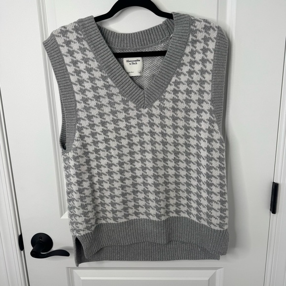 Abercrombie & Fitch grey Houndstooth V-Neck Sweater small - Picture 2 of 9